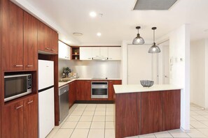 Frigorifero, microonde, piano cottura, lavastoviglie