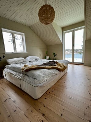 4 bedrooms, desk, WiFi, bed sheets