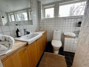 Combined shower/tub, hair dryer, towels - Villa (Stockholms län)