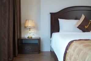 Phòng đôi có tầm nhìn toàn cảnh, 1 giường cỡ king | Minibar với thức ăn, đồ uống miễn phí, bàn, màn/rèm cản sáng 