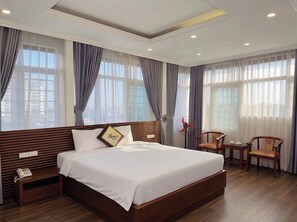 Free minibar items, desk, blackout curtains, soundproofing - Mercy Hotel (Hanoi)
