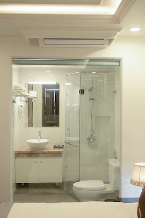 Shower, hair dryer, slippers, bidet - Mercy Hotel (Hanoi)