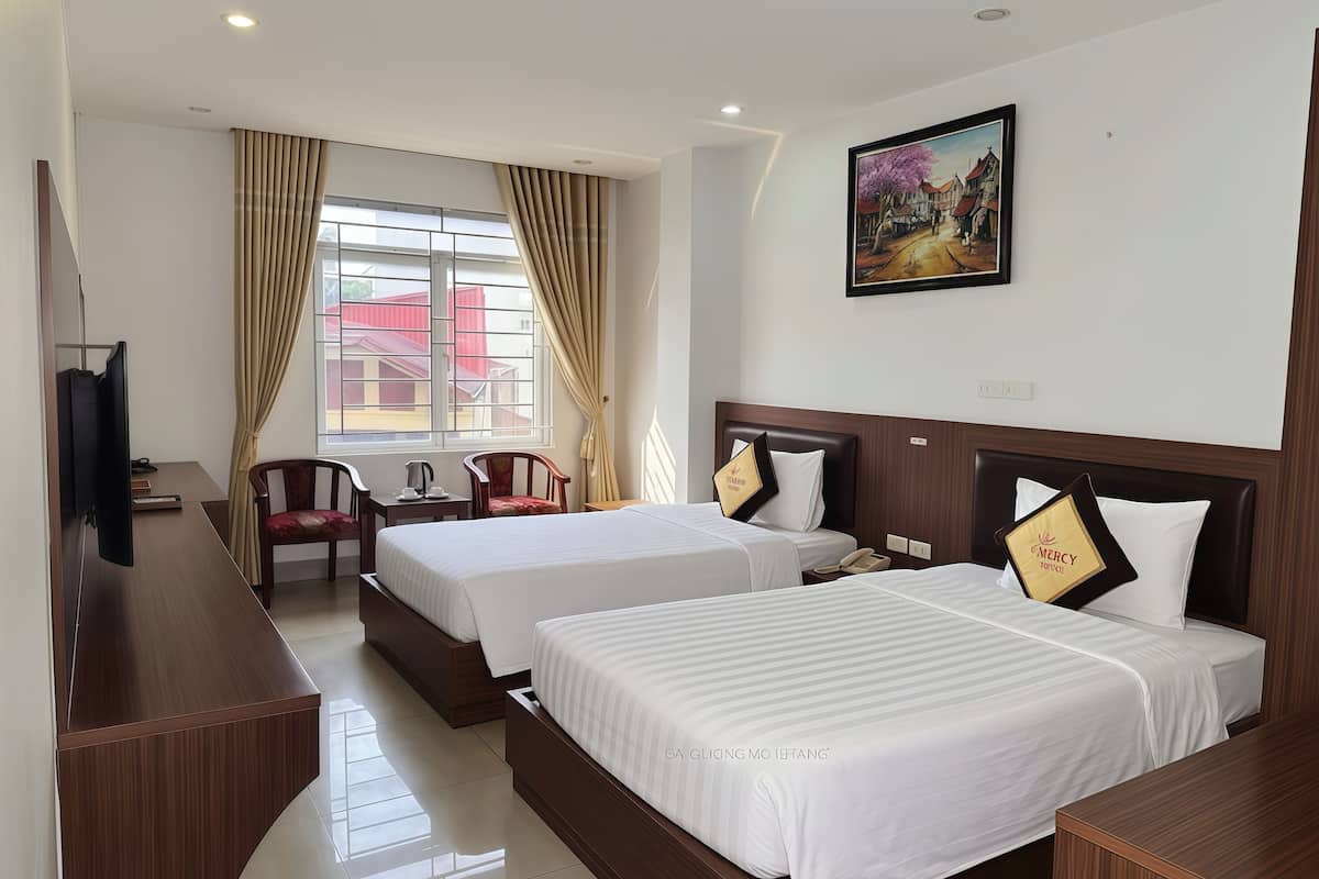 مأكولات ومشروبات مجانية في الميني بار ومكتب وستائر تعتيم