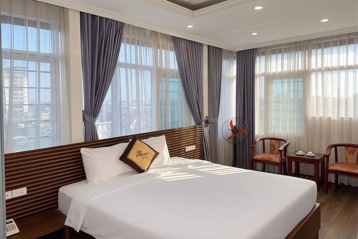 Phòng đôi Tiêu chuẩn | Minibar với thức ăn, đồ uống miễn phí, bàn, màn/rèm cản sáng