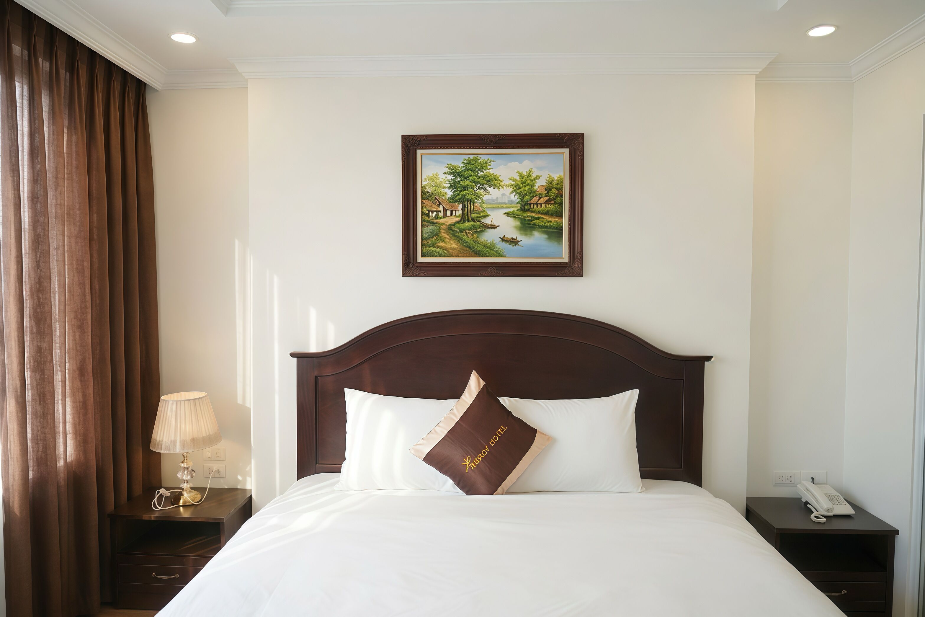 Phòng đôi Deluxe | Minibar với thức ăn, đồ uống miễn phí, bàn, màn/rèm cản sáng 