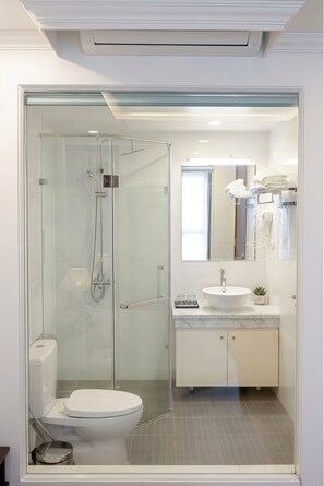 Shower, hair dryer, slippers, bidet - Mercy Hotel (Hanoi)