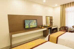Phòng 2 giường đơn Tiêu chuẩn | Khu phòng khách | TV màn hình phẳng 24-inch có truyền hình cáp, TV 