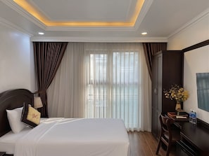 Free minibar items, desk, blackout curtains, soundproofing - Mercy Hotel (Hanoi)