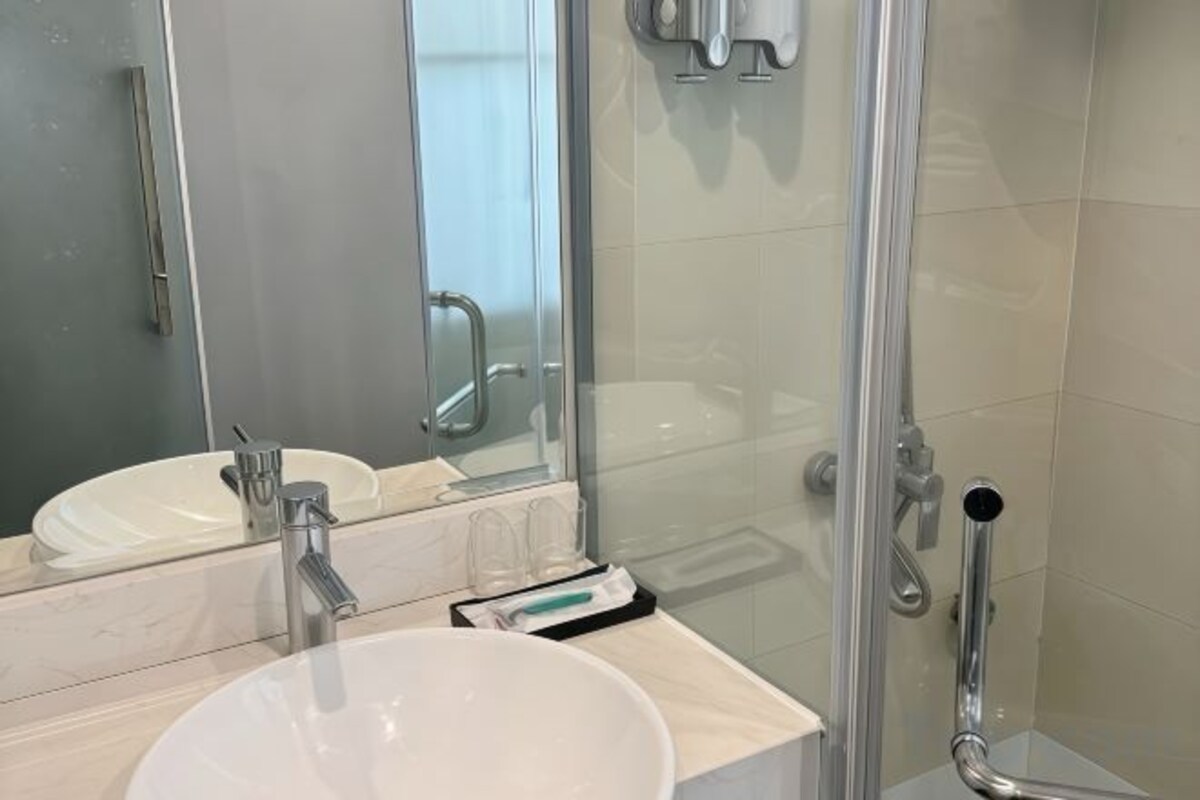 Shower, hair dryer, slippers, bidet
