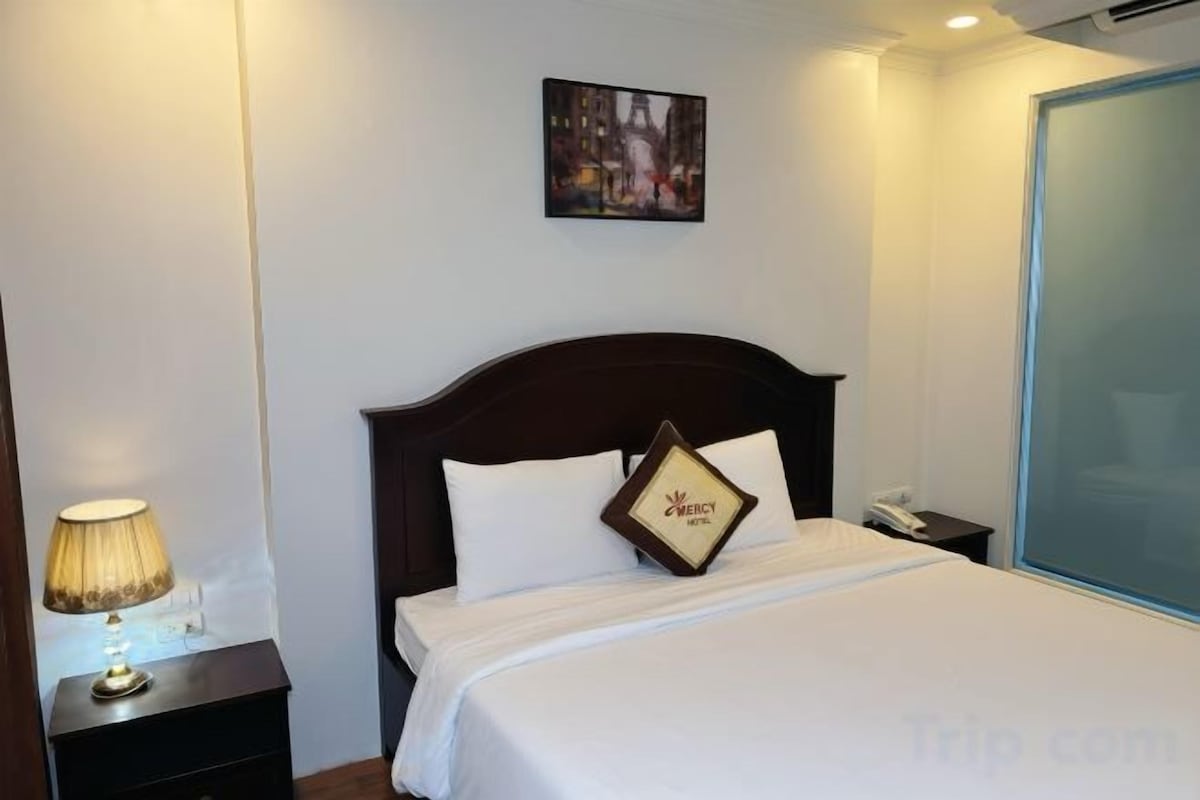 Minibar (some free items), desk, blackout drapes, soundproofing