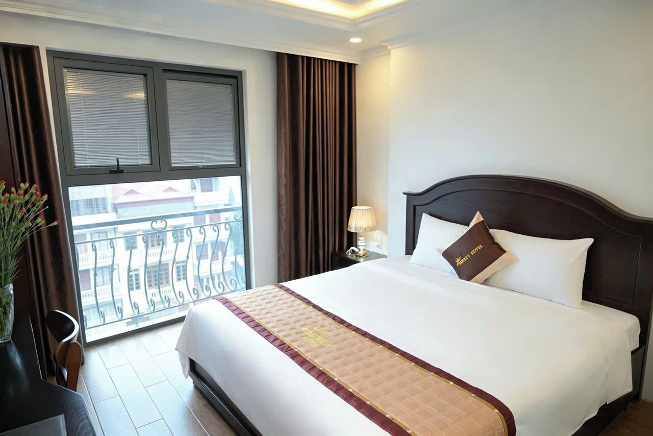 مأكولات ومشروبات مجانية في الميني بار ومكتب وستائر تعتيم