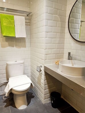 Een douche, een regendouche, handdoeken, zeep