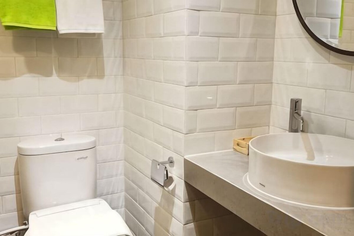 Baño | Regadera, regadera tipo lluvia, toallas, jabón 