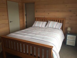 4 bedrooms, free WiFi, bed sheets - Hosts on the Coast Lake Escape on Scott (Cooks Beach)
