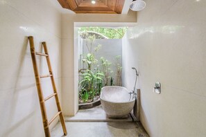 Villa | Bathroom | Deep soaking tub, rainfall showerhead, free toiletries, hair dryer - AV Villa Canggu Hearts (Canggu)