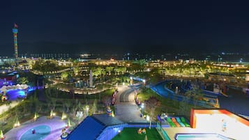 Vista frontal de la propiedad por la tarde o noche