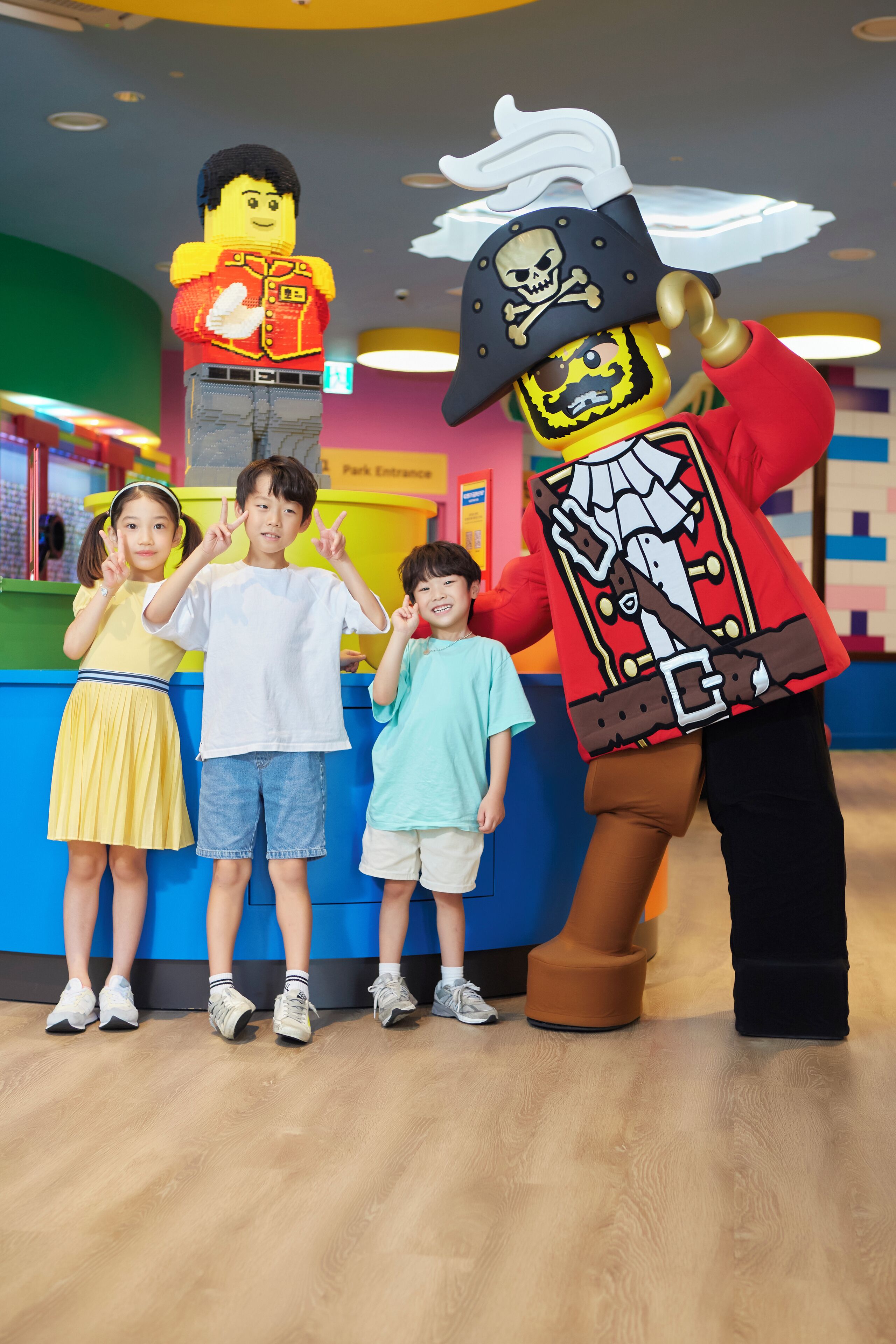 Eine Gruppe Kinder und eine Piratenfigur in einem farbenfrohen Innenraum.