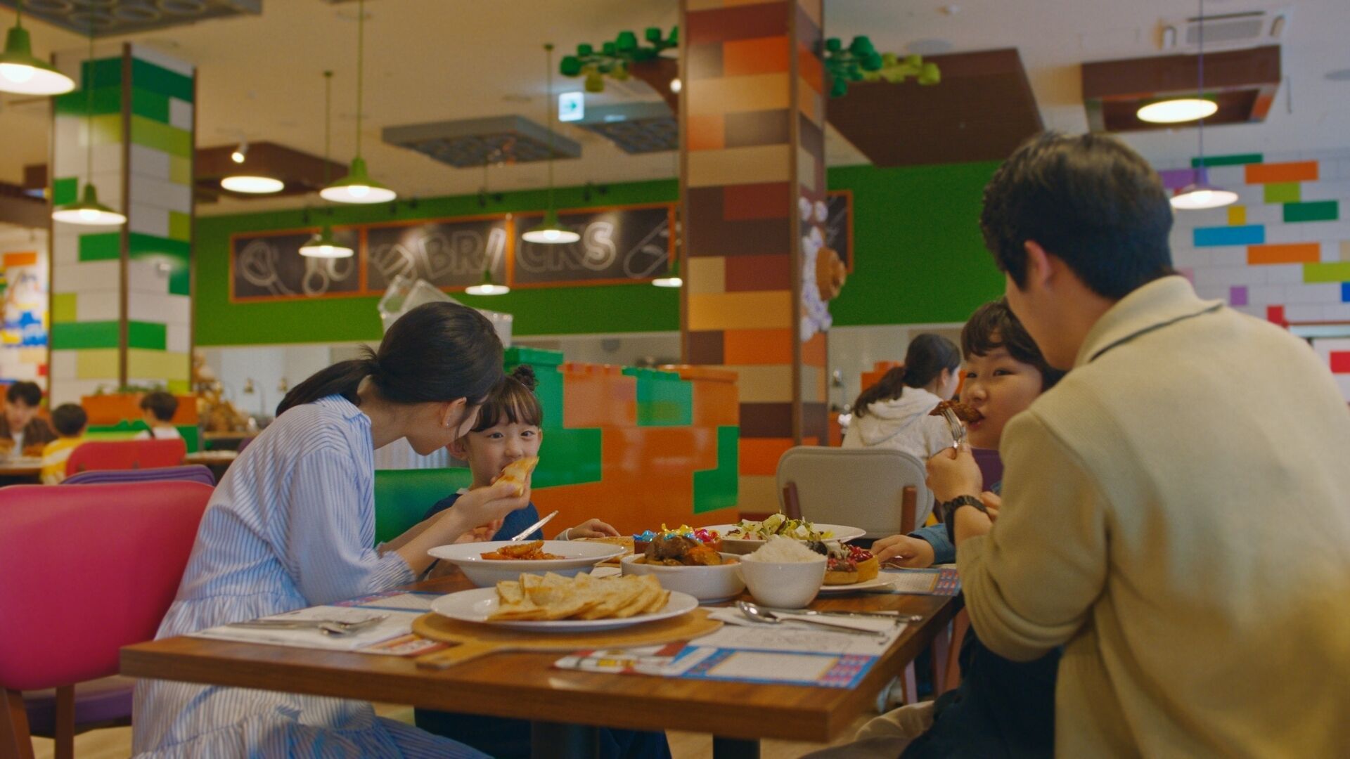 Un restaurante con decoración colorida y varias mesas.