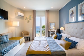 Superior driepersoonskamer, uitzicht op zee | Een minibar, een kluis op de kamer, een bureau, een laptopwerkplek