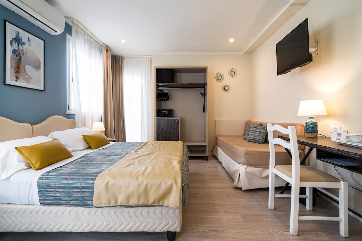 Comfort-Zimmer, Bergblick | 1 Schlafzimmer, Minibar, Zimmersafe, Schreibtisch