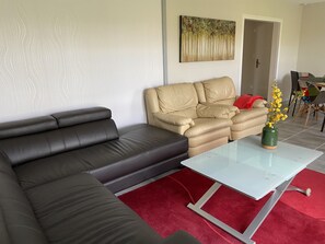 Een televisie en een tafeltennistafel