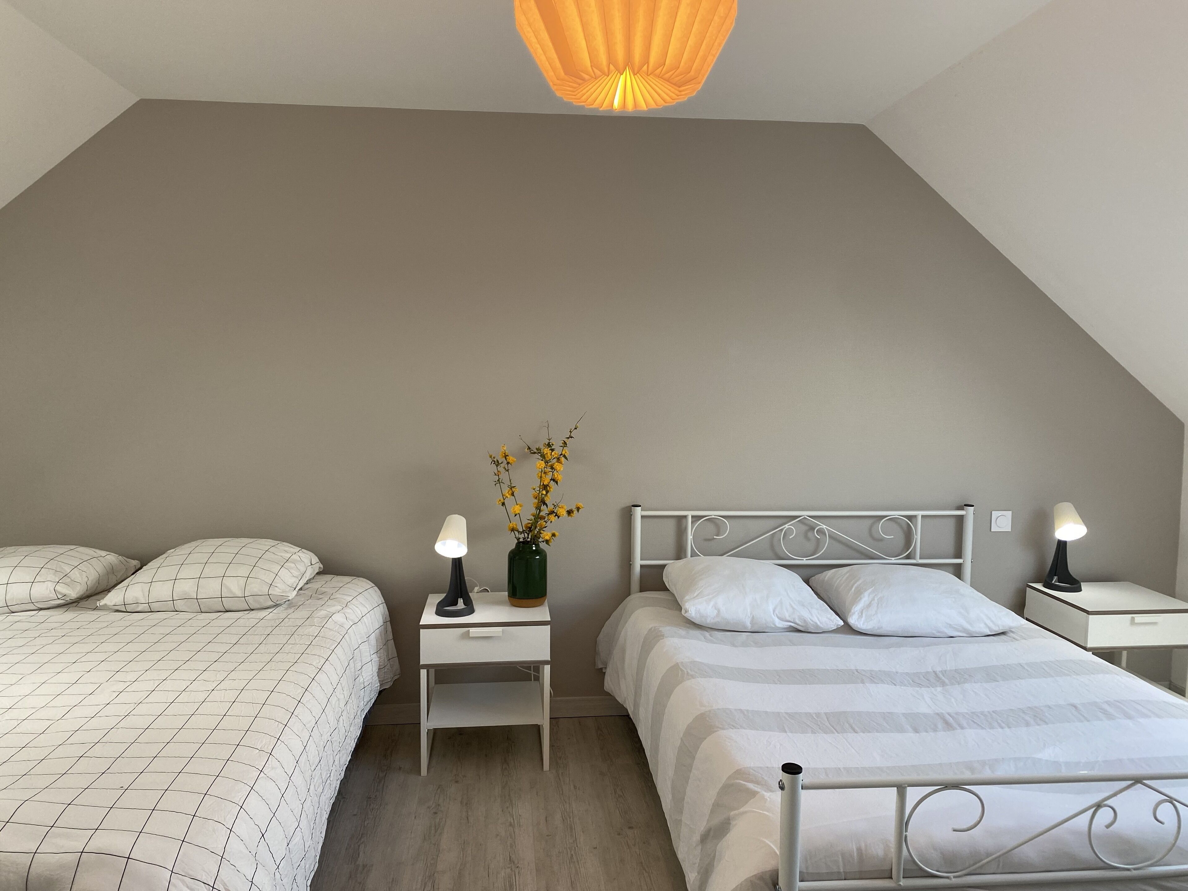 4 habitaciones, escritorio y tabla de planchar con plancha 