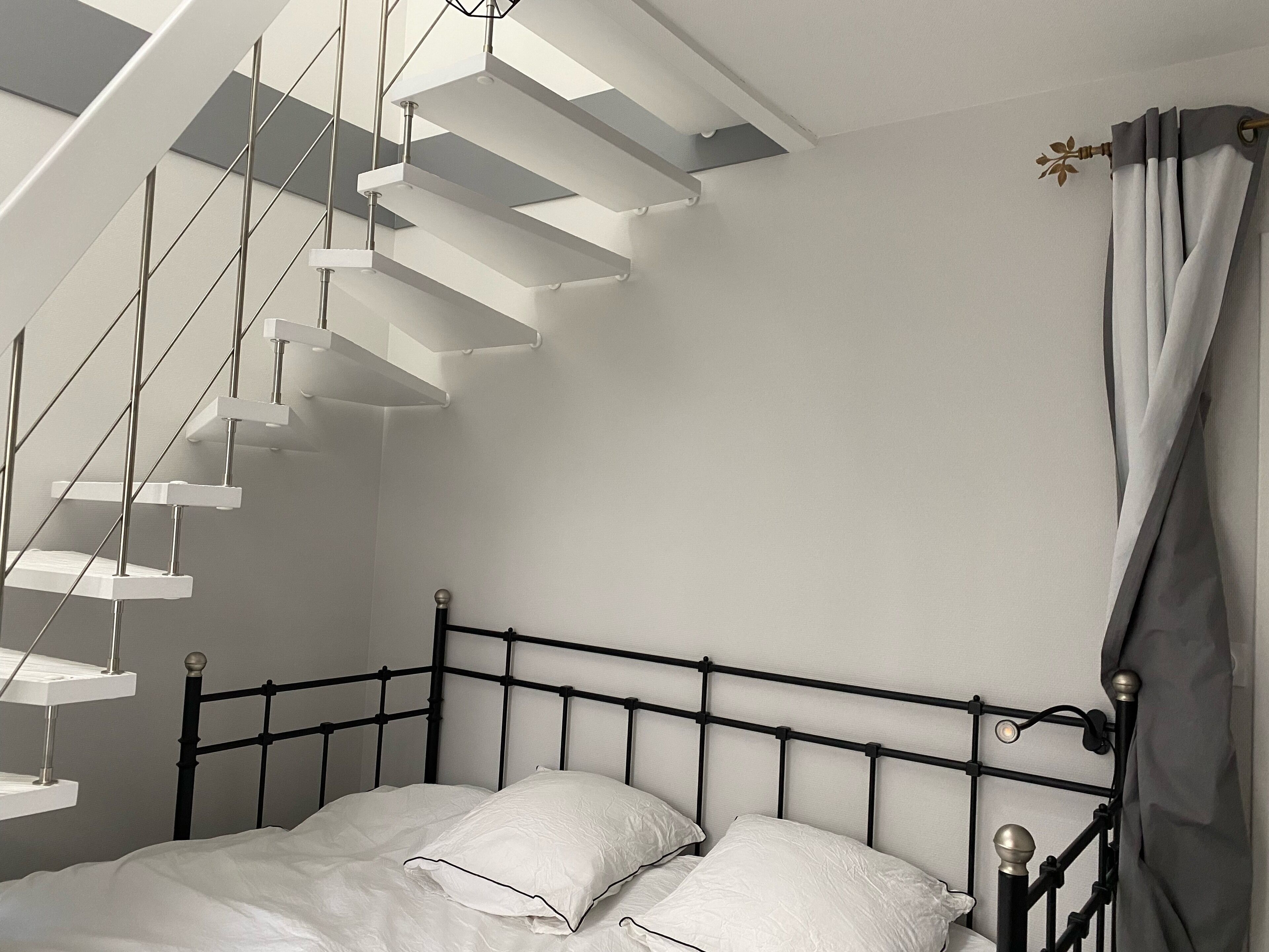 4 chambres, bureau, fer et planche à repasser, lit parapluie