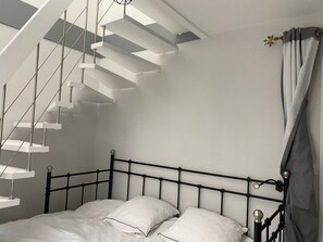 4 bedrooms, desk, iron/ironing board, travel crib - Le Clos 3 with covered multisport pitch, Spa sauna swimming pool 2h30 from Paris (Chemillé-sur-Dême)