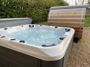Outdoor spa tub - Le Clos 3 with covered multisport pitch, Spa sauna swimming pool 2h30 from Paris (Chemillé-sur-Dême)