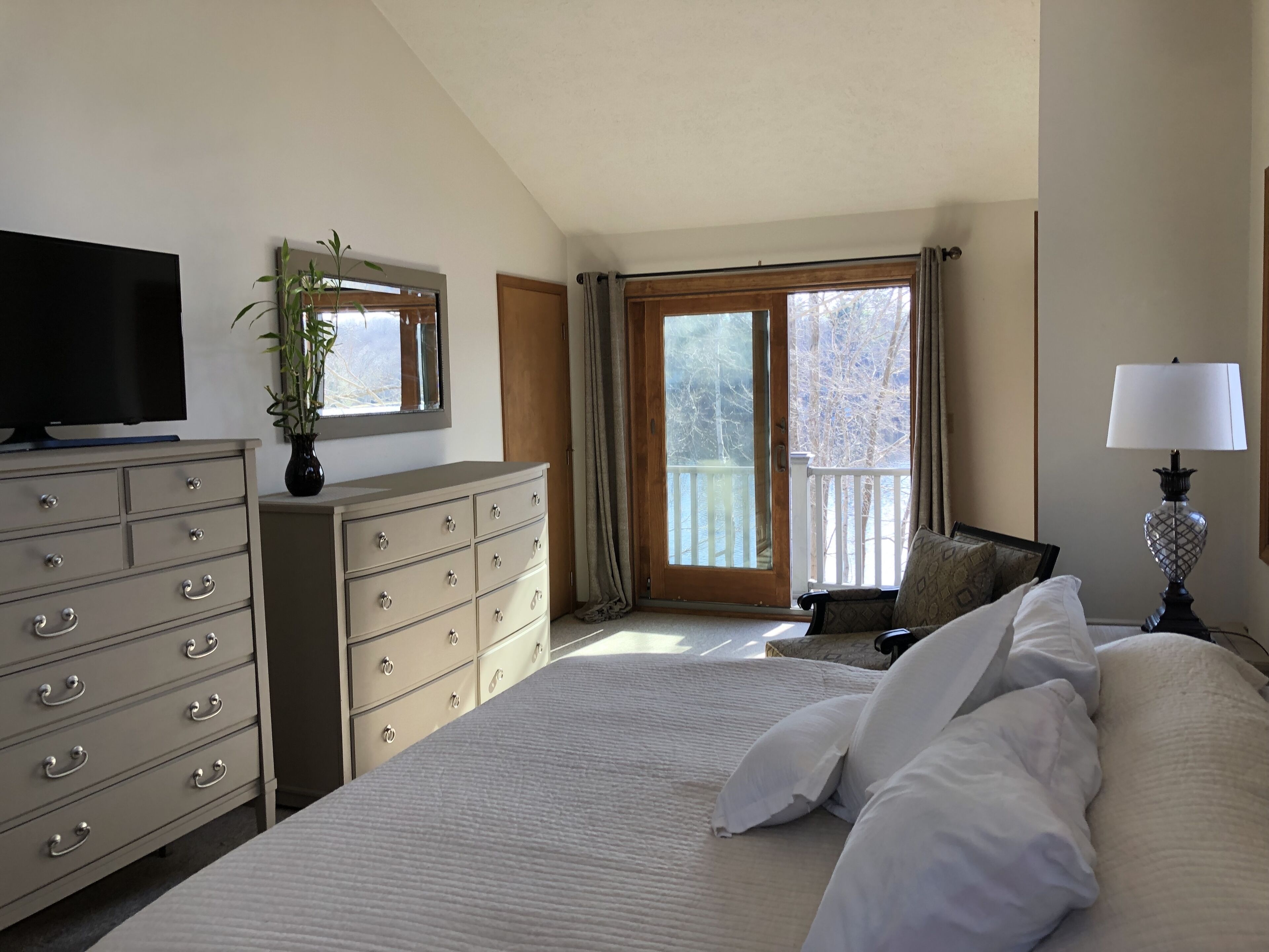 LAKE FRONT GETAWAY; Hot tub, Private Beach, Fire-Pit