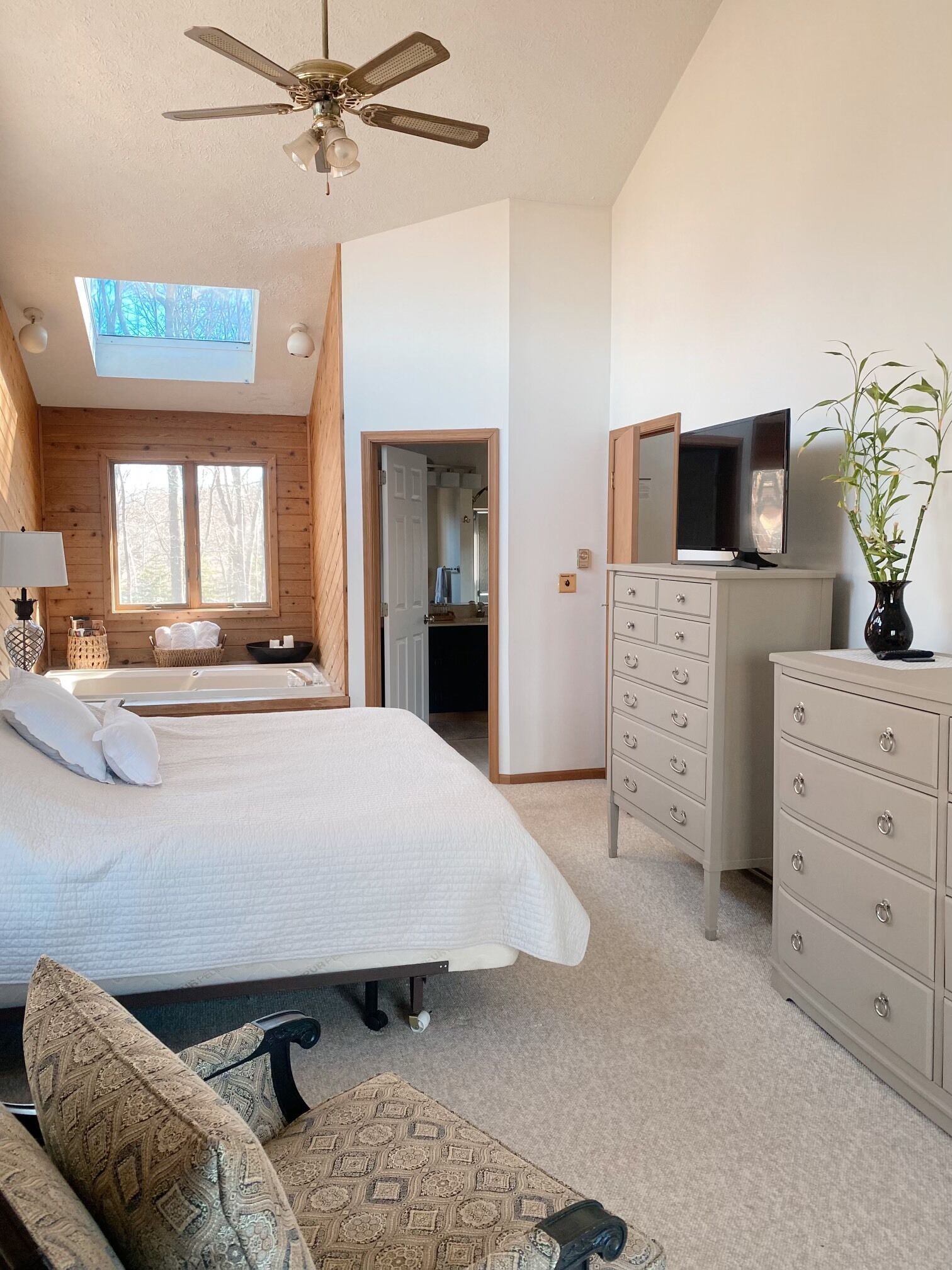 LAKE FRONT GETAWAY; Hot tub, Private Beach, Fire-Pit