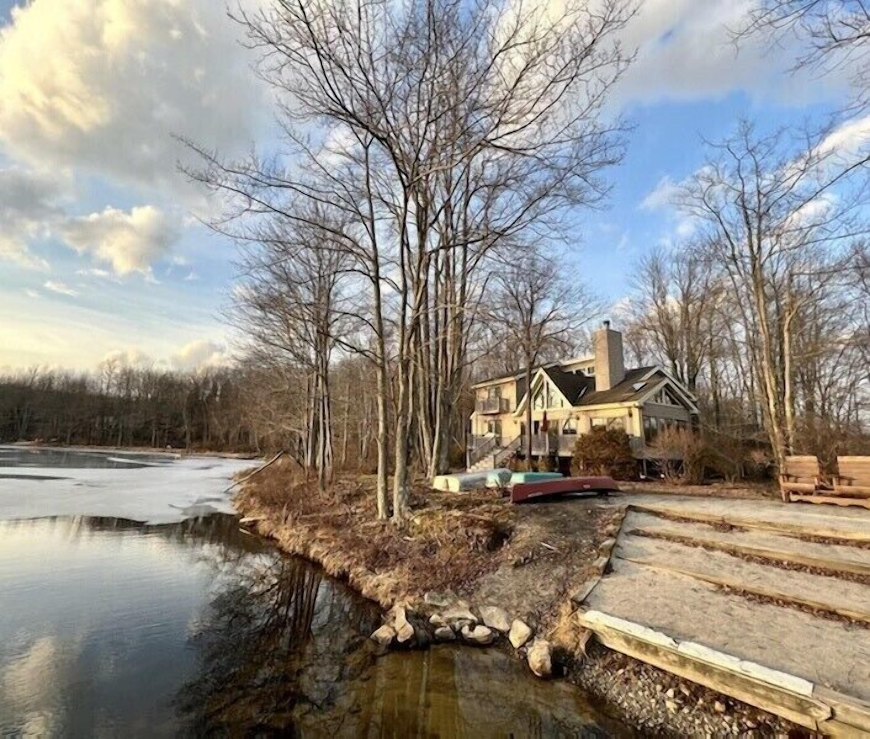 LAKE FRONT GETAWAY; Hot tub, Private Beach, Fire-Pit