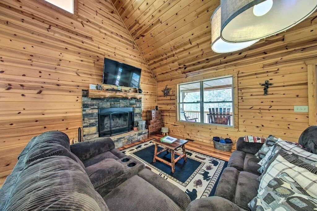 Amazing Creek View Cabin w/ Hot Tub, Firepit & Pool Table