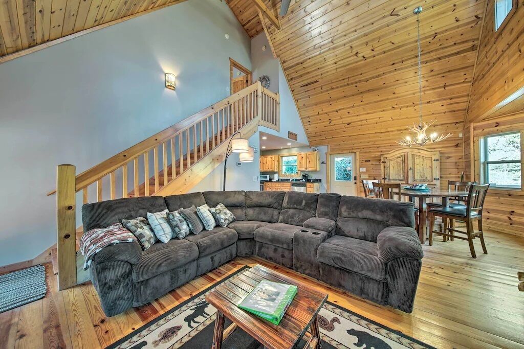 Amazing Creek View Cabin w/ Hot Tub, Firepit & Pool Table