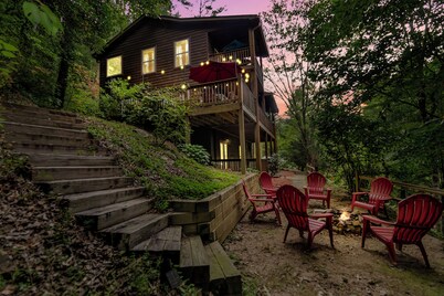 Amazing Pet Friendly Creekside Cabin  w/ Hot Tub, Firepit & Game Room.