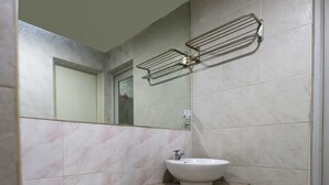 Bathroom - OYO 861 Rosas Travellers Inn (Quezon City)