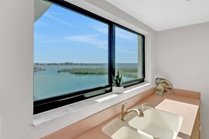 Luokittelematon kuva, 2 kautta 49, painike