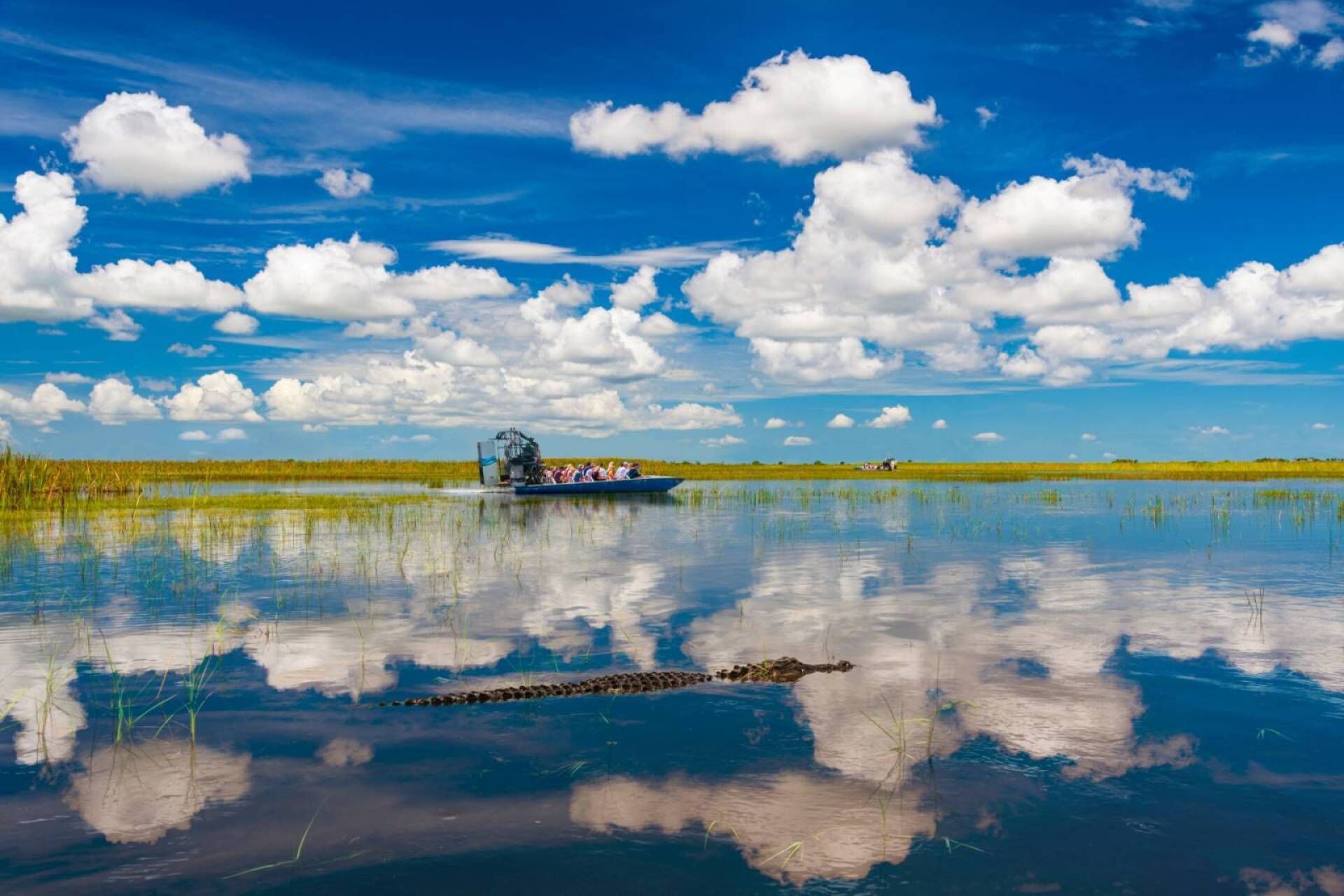 Una embarcación sobre aguas tranquilas, con cielo despejado y nubes.