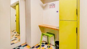 Standard Double Room | Living area - OYO 866 Junction Hostels (Makati)