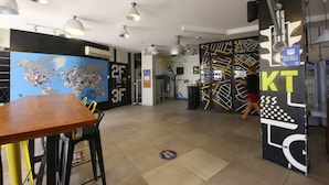 Reception - OYO 866 Junction Hostels (Makati)