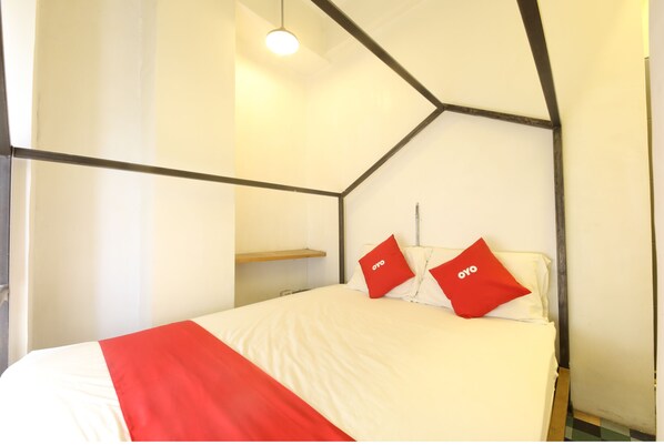 Double Room | WiFi, bed sheets - OYO 866 Junction Hostels (Makati)