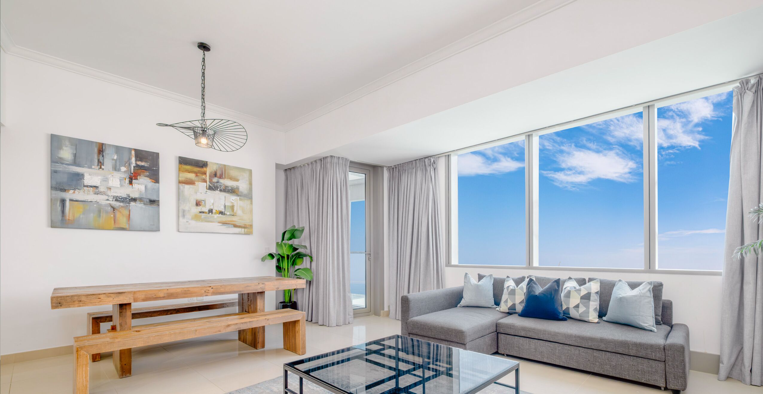 Deluxe appartement | Woonruimte | Een 55-cm smart-tv met kabelzenders en televisie