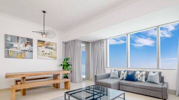 Deluxe appartement | Woonruimte | Een 55-cm smart-tv met kabelzenders en televisie