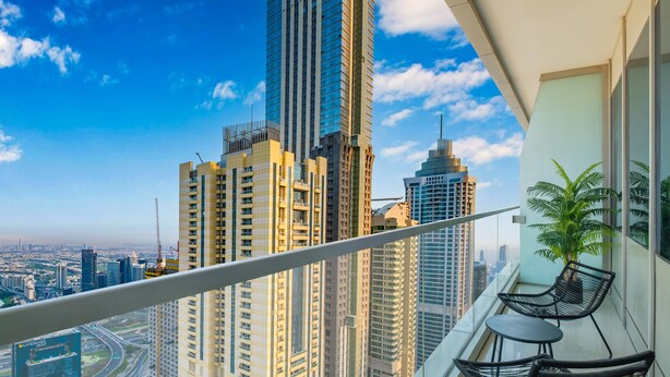 Un balcon offrant une vue sur les gratte-ciel et le paysage urbain.