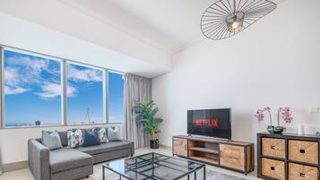 Departamento Deluxe | Área de sala de estar | Smart TV de 55 cm con canales por cable y televisión