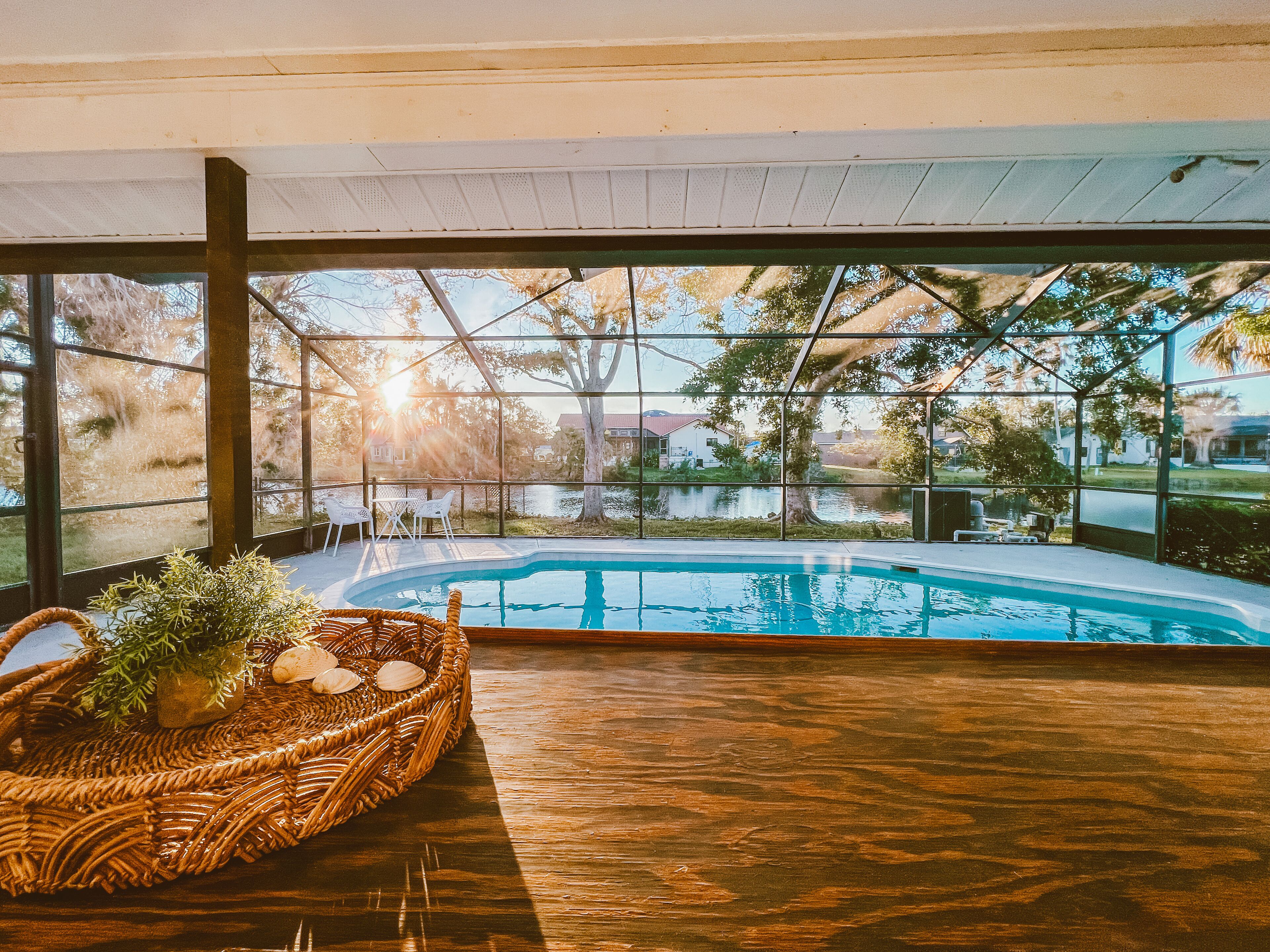 Utendørsbasseng og et oppvarmet basseng