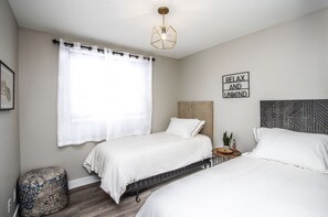 3 bedrooms, desk, iron/ironing board, free WiFi - 🏜 🌵Remodeled Charming Urban Desert Retreat with billiard-room🎱Dog Friendly🐾 (Tempe)