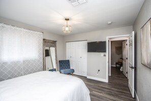 3 bedrooms, desk, iron/ironing board, free WiFi