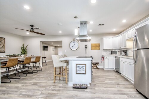 🏜 🌵Remodeled Charming Urban Desert Retreat with billiard-room🎱Dog Friendly🐾