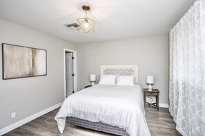 3 chambres, bureau, fer et planche à repasser, accès au Wi-Fi (inclus)